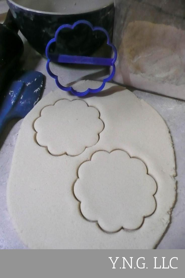 Round Plaque Frame Outline With 10 Ten Scallops Cookie Cutter Made In USA PR2997