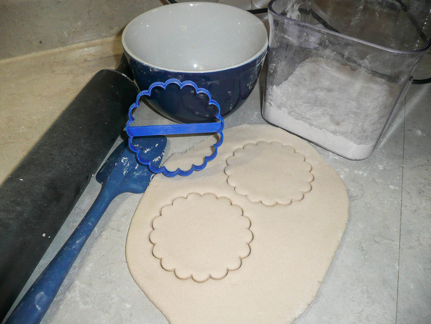 Round Plaque Frame Outline 16 Sixteen Scallops Cookie Cutter Made In USA PR2998