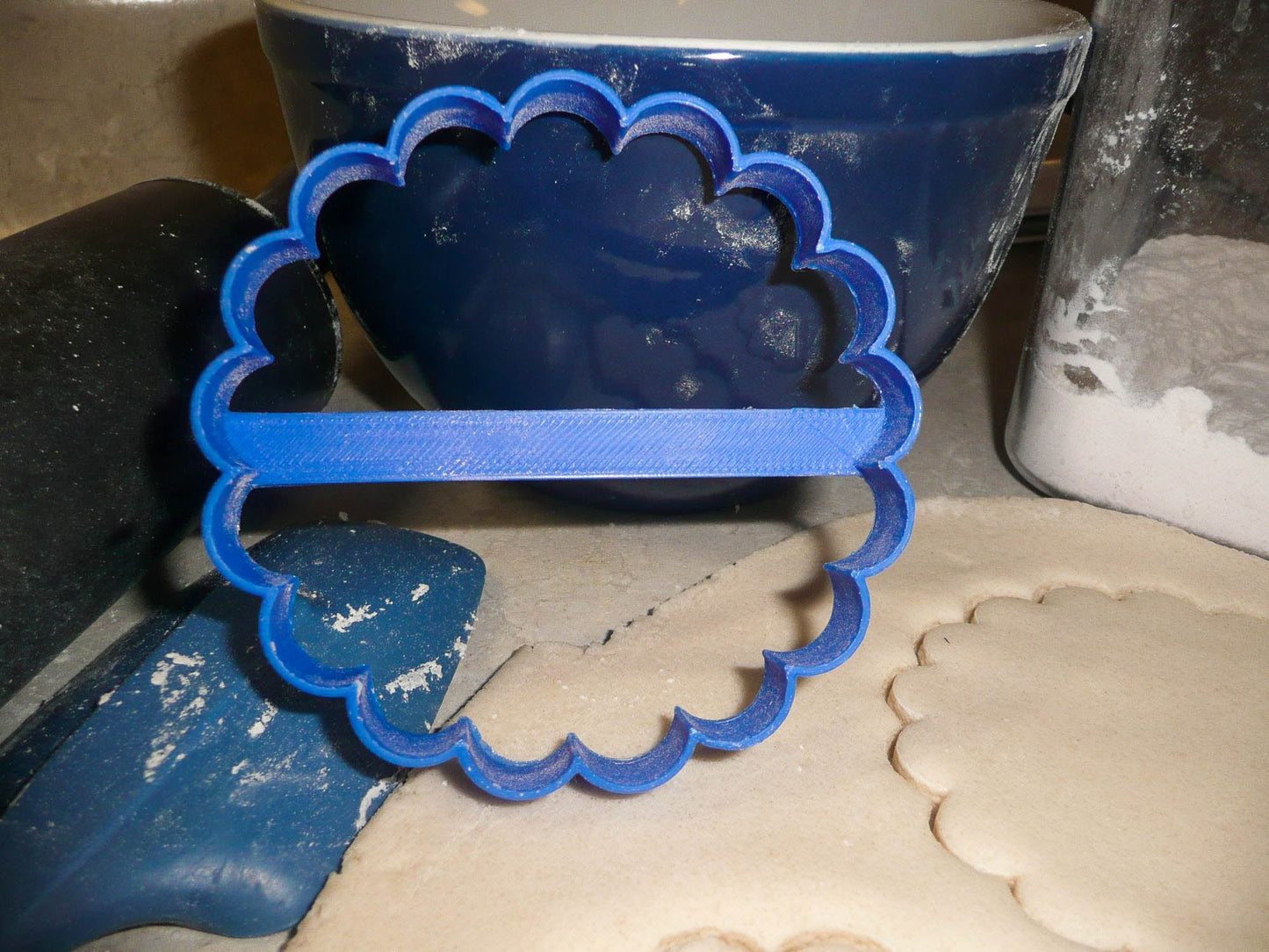 Round Plaque Frame Outline 16 Sixteen Scallops Cookie Cutter Made In USA PR2998