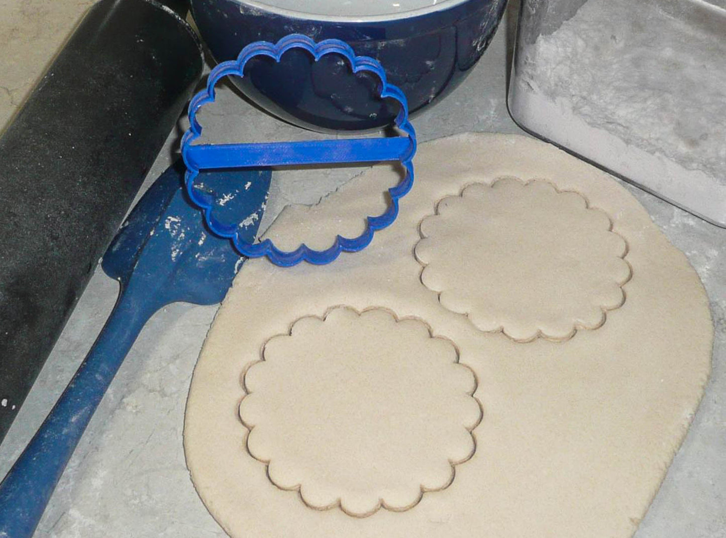 Round Plaque Frame Outline With 16 Sixteen Scallops Cookie Cutter USA PR2998