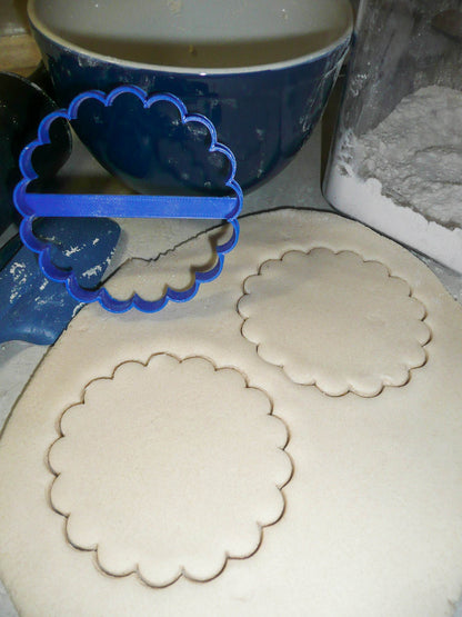 Round Plaque Frame Outline With 16 Sixteen Scallops Cookie Cutter USA PR2998