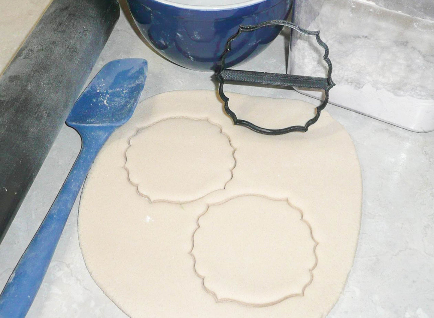 Plaque Frame Elegant Pointed Scalloped Edge Outline Cookie Cutter USA PR3152