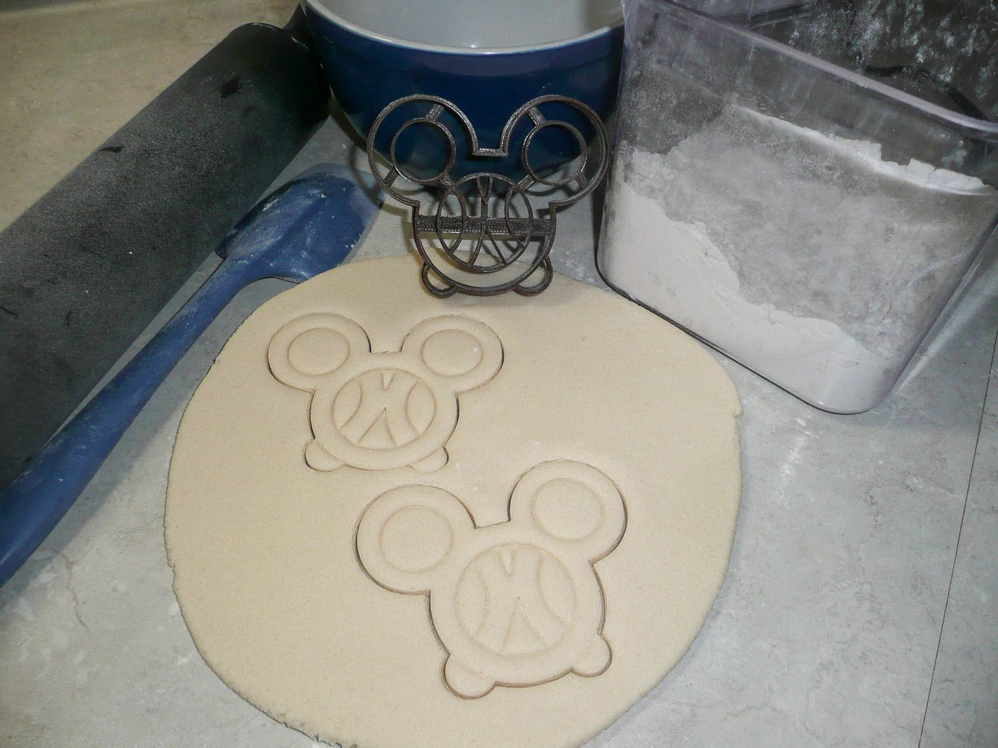 Disney Parks Mickey and Minnie Set of 11 Cookie Cutters USA PR1476