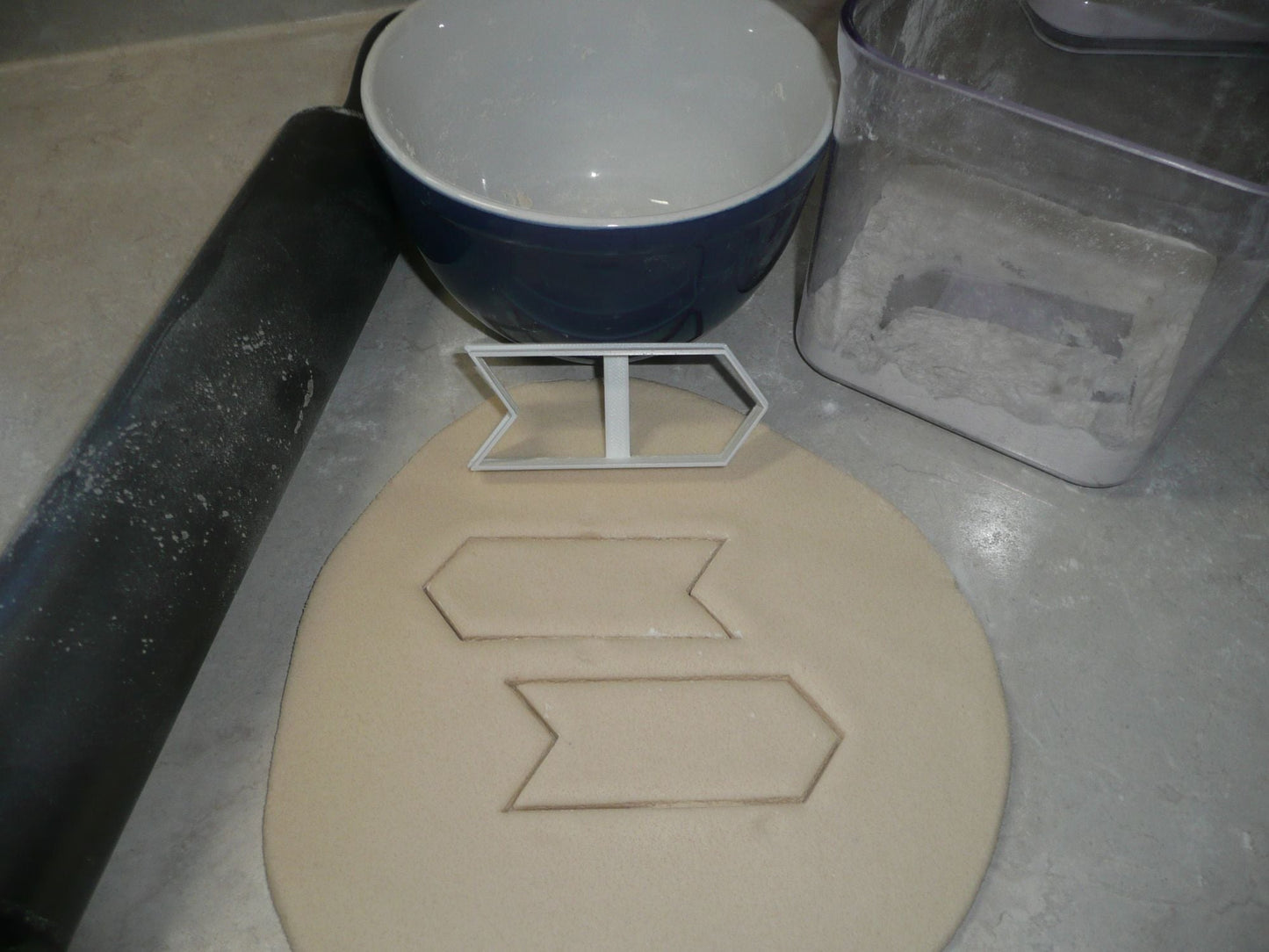Forward Arrow Direction Outline Shape Cookie Cutter USA PR3180