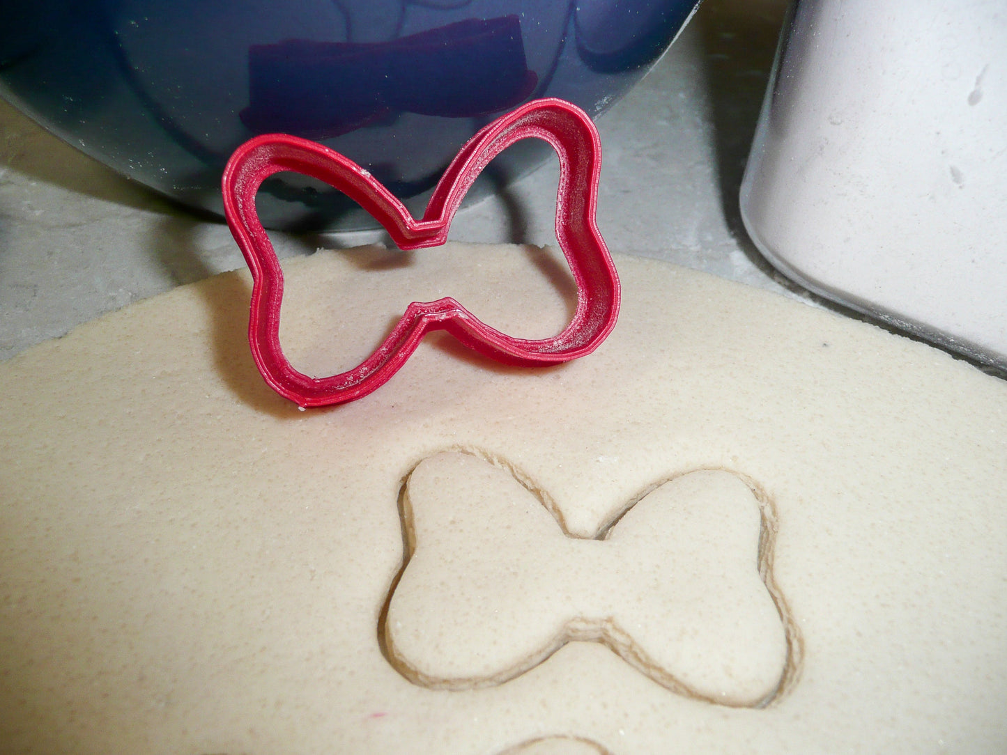 Minnie Mouse And Her Bow Cartoon Character Set Of 2 Cookie Cutters USA PR1539